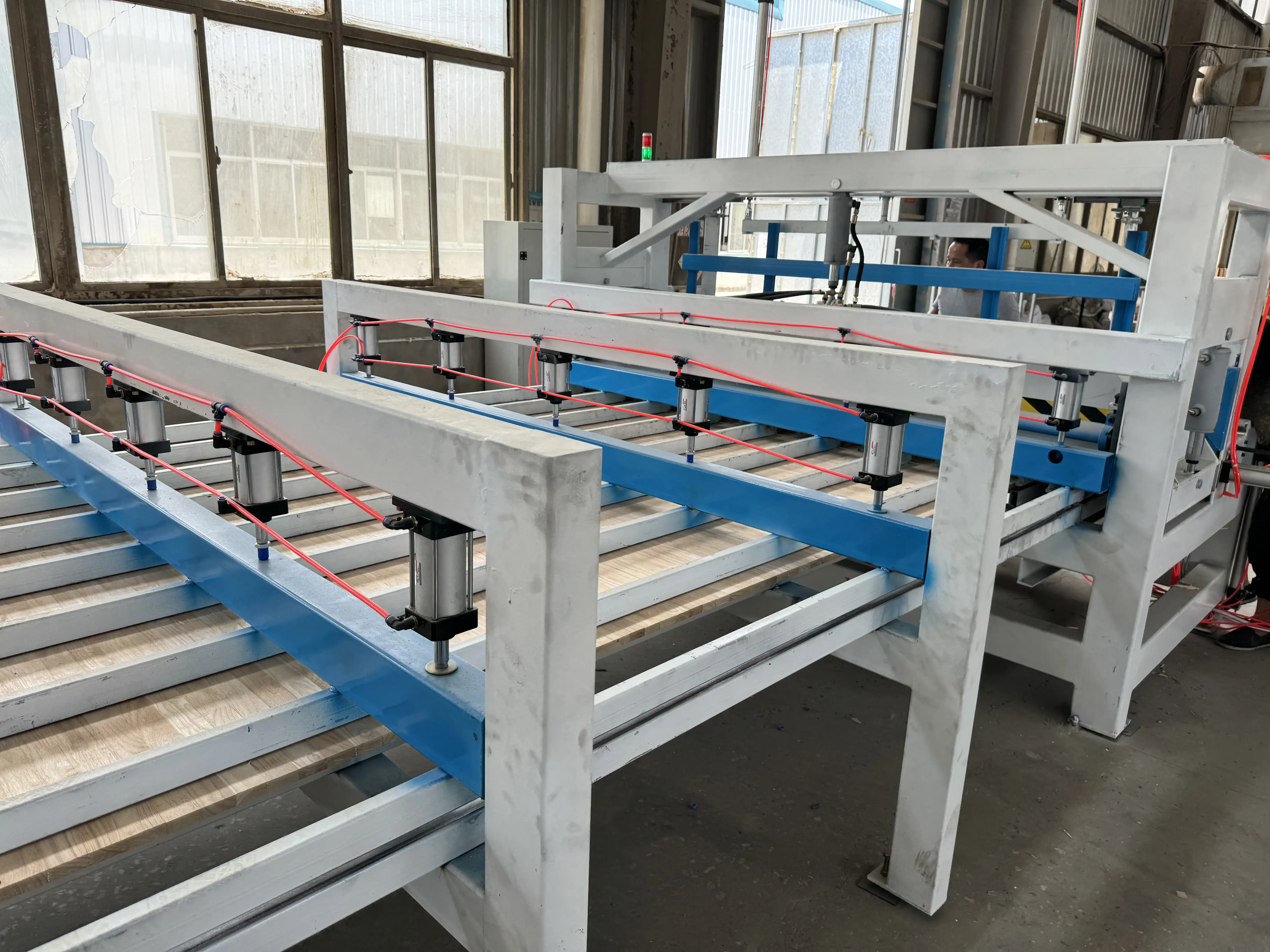 線條拼板機：直拼板機 專注細長型材加工的專用拼板設備